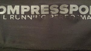 compressport trail short v2 odchodzace silikonowe napisy
